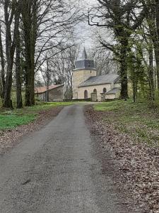 Ville-HoudlémontA l'OREE DU BOIS的通往塔楼建筑的土路