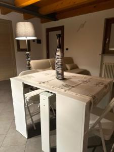 奥斯塔Grazioso appartamento的白色桌子上的一个瓶子