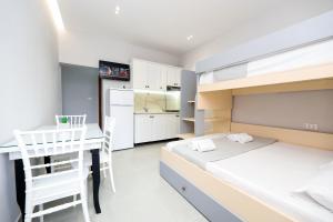 伏罗拉Vila Feliz - Premium Rooms with Free Private Parking的一间小卧室,配有一张床和一张书桌