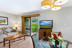 拉海纳西毛伊岛花园酒店的客厅配有沙发和桌子