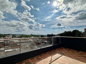 佩雷拉Loft Belmont Suites (203)的阳台享有云天美景。