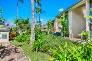 拉海纳西毛伊岛花园酒店的棕榈树和植物的房子