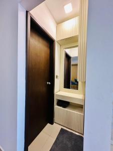 尼甘布Grand Sri Lounge - Ocean Breeze Hotel residents的走廊上设有棕色的门和镜子