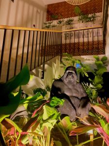 圣希尔Trip Monkey del Río的猴子坐在一些植物中的雕像