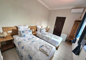 库塔伊西HillTOP Kutaisi的一间卧室设有两张床和一扇门