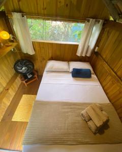 帕拉蒂Cabana Aloha的小房间设有两张床和窗户