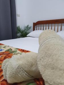 卢纳将军城Maui Homestay的躺在床上的白色泰迪熊