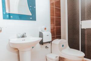 圣安德烈斯APARTAHOTEL BEIRUT INN的白色的浴室设有卫生间和水槽。