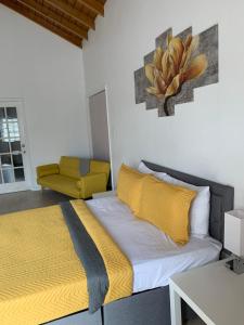 Cedar GroveLarge Modern Space的一间卧室配有一张床和一张黄色椅子
