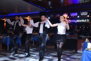 伊斯坦布尔Majesty Bosphorus的一群人在舞池跳舞