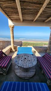 AghnajaneMomo's beach house的海景门廊上的桌椅