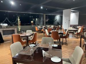 尼甘布Grand Sri Lounge - Ocean Breeze Hotel residents的一间用餐室,内设桌椅