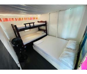 Hostal la Canoa客房内的一张或多张双层床