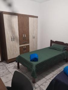 弗洛里亚诺波利斯Casa Trindade UFSC的一间卧室配有一张床和木制橱柜