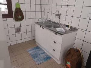 弗洛里亚诺波利斯Casa Trindade UFSC的瓷砖浴室内的厨房配有水槽