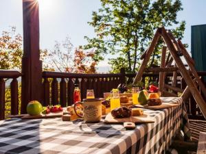 赛维尔维尔Grand Mountain View Lodge By Ghosal Luxury Lodging的甲板上的野餐桌,包括食物和饮料