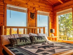 赛维尔维尔Grand Mountain View Lodge By Ghosal Luxury Lodging的小木屋内一间卧室,配有一张床