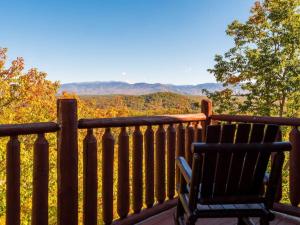 赛维尔维尔Grand Mountain View Lodge By Ghosal Luxury Lodging的观景阳台的长凳