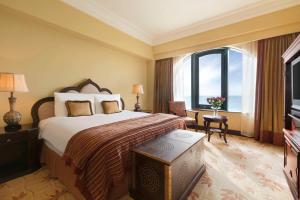 吉布提吉布提皇宫凯宾斯基酒店的酒店客房设有床和窗户。