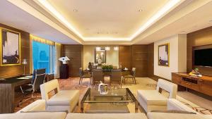 重庆重庆凯宾斯基酒店的带沙发的客厅和用餐室