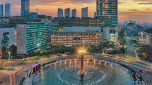 雅加达印尼雅加达凯宾斯基酒店的街道中央有喷泉的城市