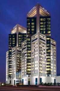 阿可贺巴阿可贺巴艾奥特曼凯宾斯基酒店的一座大型建筑,两座高楼