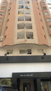 突尼斯哥扎娜公寓的一座高大的建筑,旁边设有阳台