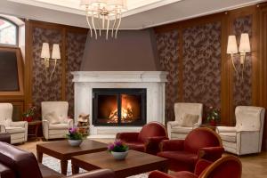 什特尔布斯凯普莱索凯宾斯基高塔特拉山大酒店的客厅设有壁炉和椅子