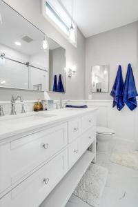 华盛顿DC's Best Address -10min to White HSE - 500 mbps的白色的浴室设有水槽和卫生间。