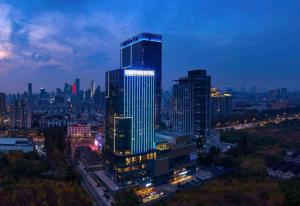 南京南京凯宾斯基酒店的夜空在城市里点亮摩天大楼