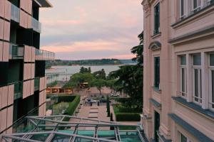 波尔托罗波尔托罗凯宾斯基宫酒店的从大楼的阳台上可欣赏到水景