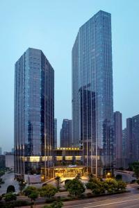 长沙长沙凯宾斯基酒店 的黄昏时在城市里两座高大的玻璃摩天大楼