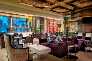 长沙长沙凯宾斯基酒店 的酒店大堂设有紫色长沙发和桌椅
