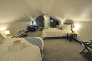辛辛那提The Hyde Park Suite - 2 Beds的酒店客房带两张床和一个客厅