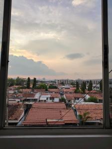 巴拿马城Fresco apto a 10 min del aeropuerto y la ciudad的从屋顶的城市窗户欣赏美景
