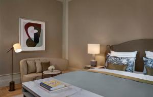 德累斯顿塔森博格帕莱凯宾斯基酒店的配有一张床和一把椅子的酒店客房