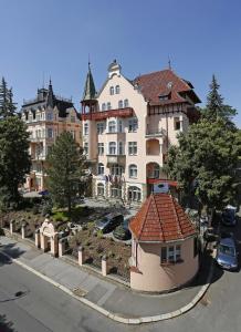 卡罗维发利Spa Hotel Villa Smetana的街道边的大建筑