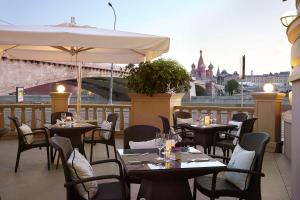 莫斯科凯宾斯基的阳台餐厅,配有桌椅