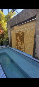 布宜诺斯艾利斯LGY G A Y Bed & Breakfast ONLY MEN的砖墙前的游泳池