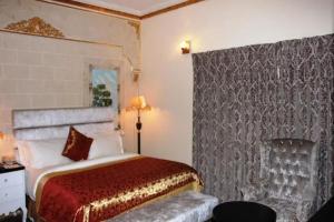 阿布贾Sandralia Hotel的卧室配有一张床