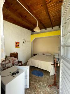 楚伊Tres Lunas Alojamiento Doble的一间卧室配有一张床和一张书桌
