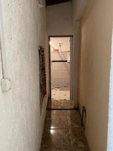 楚伊Tres Lunas Alojamiento Doble的空的走廊,有通往房间的大门