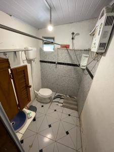 楚伊Tres Lunas Alojamiento Doble的一间带卫生间和淋浴的小浴室
