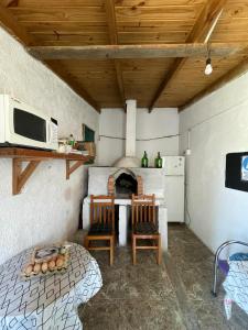 楚伊Tres Lunas Alojamiento Doble的厨房配有桌椅和微波炉。