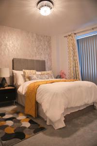 莱斯特Luxurious Flat at Leicester Town的一间卧室配有一张大床和一个吊灯。
