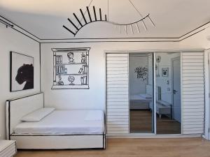 都拉斯Absolut Vollga的白色的客房配有床和镜子