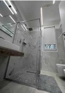 TrecastelliCasa Vacanza Trecastelli Senigallia (AN)的一间带玻璃淋浴和水槽的浴室