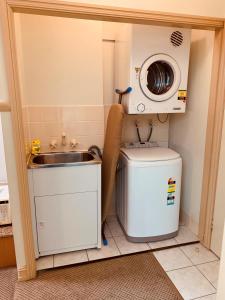布里斯班皇家阿尔伯特酒店 的一个带水槽和洗衣机的小厨房