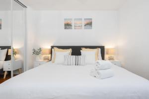 圣地亚哥2 Bedroom - Ocean View Hot Tub Parking - 8 Guest的白色卧室配有一张带白色枕头的大床
