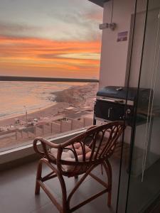 蓬塔赫尔莫萨Apartamento Playa Señoritas的海景阳台上的椅子